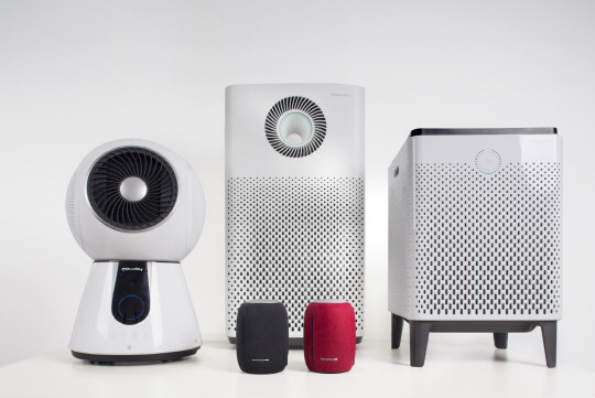 웅진코웨이가 공기청정기 3종에 KT 인공지능 스피커 '기가지니'를 연동한 음성인식 서비스를 선보인다. <웅진코웨이 제공>